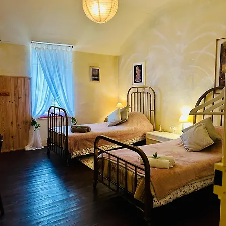 Les Contes Bed & Breakfast